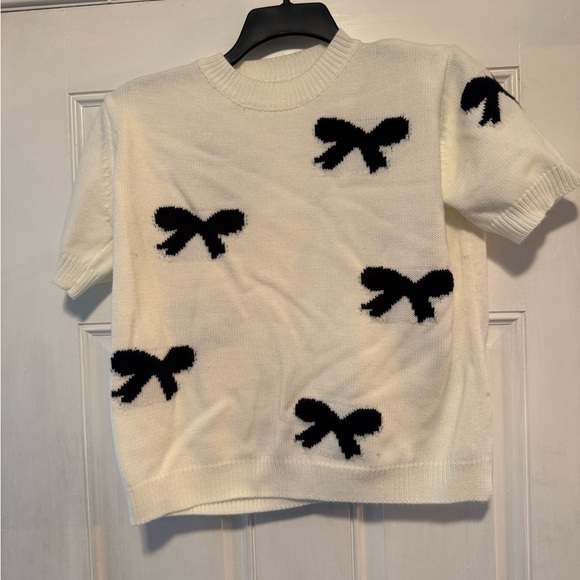 Cozy White Acrylic Sweater with bow pattern - Picture 1 of 3